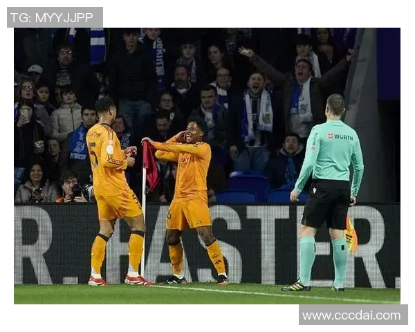 里昂主场迎战巴塞罗那首回合较量精彩纷呈期待双方激烈对决